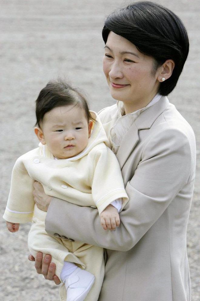 Gia đình - Tình yêu - Hoàng tử bé Hisahito, “chân mệnh thiên tử” Nhật Bản mới sinh ra đã gánh tương lai hoàng gia