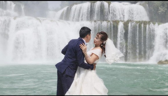 Cộng đồng mạng - Cô dâu 62 tuổi 'khiêu vũ' cùng chồng trẻ dưới thác nước, kỷ niệm 2 năm ngày cưới 
