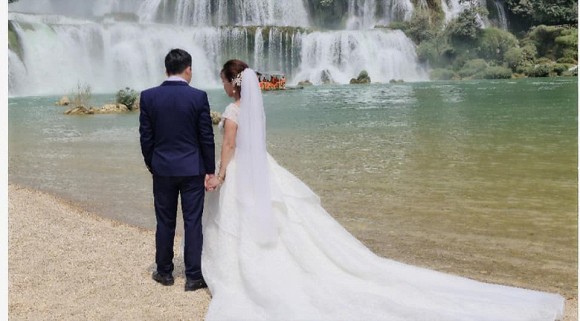 Cộng đồng mạng - Cô dâu 62 tuổi 'khiêu vũ' cùng chồng trẻ dưới thác nước, kỷ niệm 2 năm ngày cưới (Hình 2).
