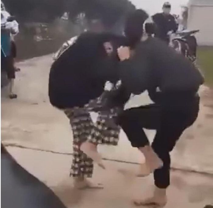 An ninh - Hình sự - Công an làm rõ vụ 2 nữ sinh đánh nhau trong tiếng reo hò cổ vũ của bạn bè 