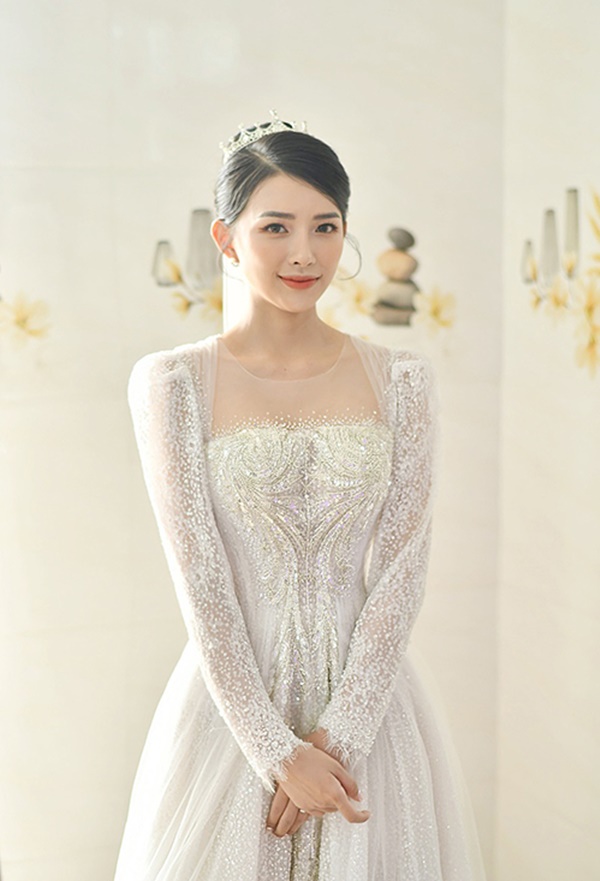 Chuyện làng sao - Vợ Phan Mạnh Quỳnh diện váy cưới đính 10.000 viên pha lê bạc, đeo vàng trĩu cổ (Hình 3).