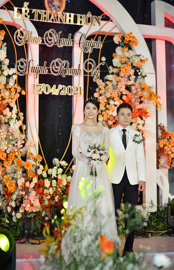 Chuyện làng sao - Vợ Phan Mạnh Quỳnh diện váy cưới đính 10.000 viên pha lê bạc, đeo vàng trĩu cổ 