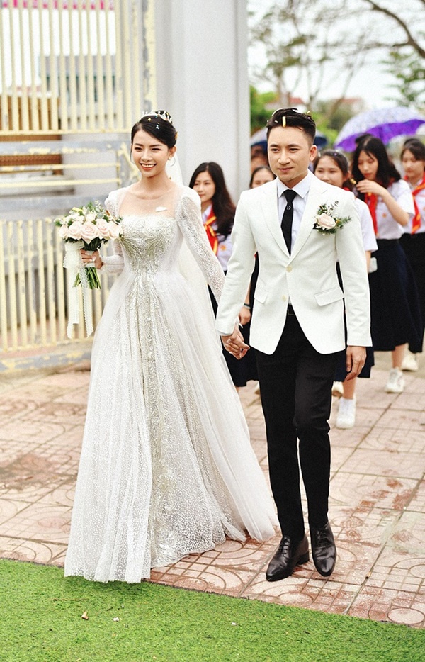 Chuyện làng sao - Vợ Phan Mạnh Quỳnh diện váy cưới đính 10.000 viên pha lê bạc, đeo vàng trĩu cổ (Hình 4).