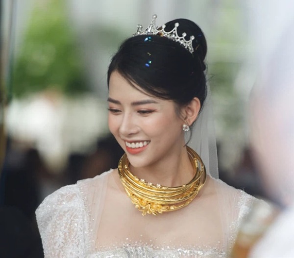 Chuyện làng sao - Vợ Phan Mạnh Quỳnh diện váy cưới đính 10.000 viên pha lê bạc, đeo vàng trĩu cổ (Hình 5).