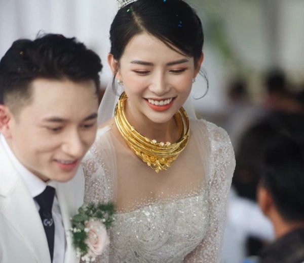 Chuyện làng sao - Vợ Phan Mạnh Quỳnh diện váy cưới đính 10.000 viên pha lê bạc, đeo vàng trĩu cổ (Hình 6).