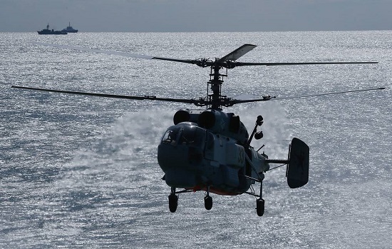 Tin thế giới - “Sát thủ săn ngầm” Ka-27 của Nga thực hành hạ cánh trên tàu khu trục
