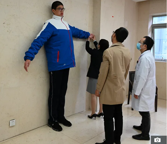 Giáo dục pháp luật - Nam sinh 14 tuổi ở Trung Quốc lập kỷ lục Guiness với chiều cao 2,21m (Hình 5).