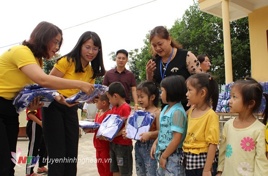 Việc tốt quanh ta - Bưu điện Nghệ An trao 494 suất quà cho học sinh nghèo ở Quỳ Châu