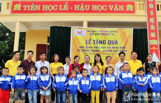Việc tốt quanh ta - Bưu điện Nghệ An trao 494 suất quà cho học sinh nghèo ở Quỳ Châu (Hình 2).