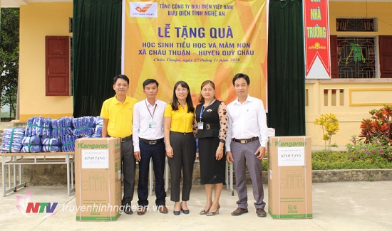 Việc tốt quanh ta - Bưu điện Nghệ An trao 494 suất quà cho học sinh nghèo ở Quỳ Châu (Hình 3).