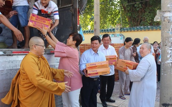 Việc tốt quanh ta - Hội từ thiện Đồng Nai trao 2.200 suất quà tặng đồng bào miền Trung