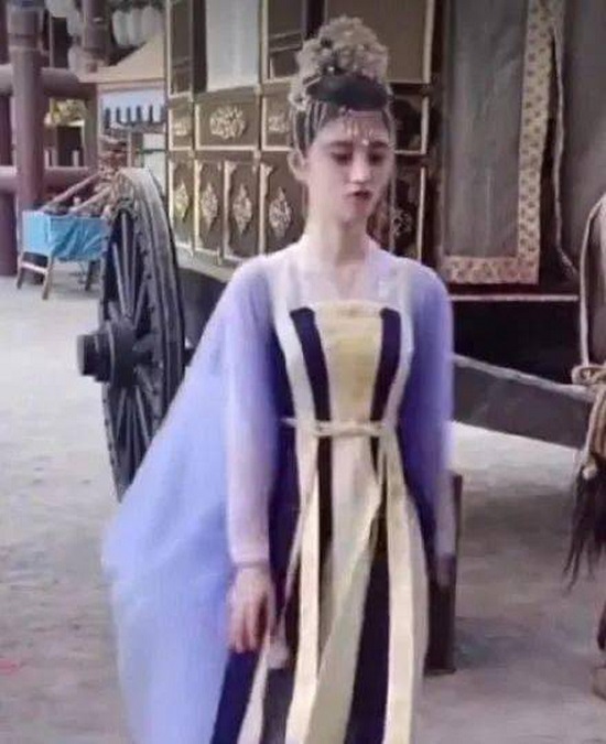Giải trí - Lộ ảnh hậu trường như 'bạch tạng' của mỹ nữ 4.000 năm Cúc Tịnh Y, thái độ 'khó chịu' khi quay phim (Hình 4).