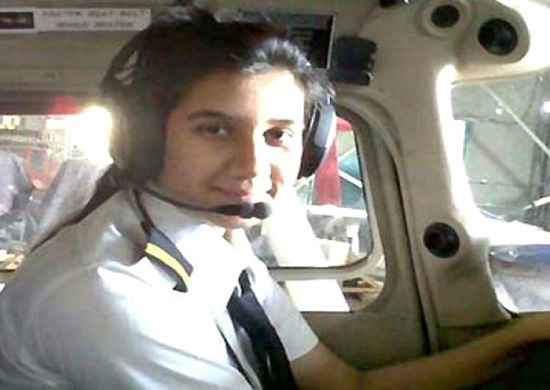 Tin thế giới - Ngoại hình xinh đẹp của nữ phi công trẻ nhất Ấn Độ, từng có bằng lái năm 16 tuổi (Hình 3).