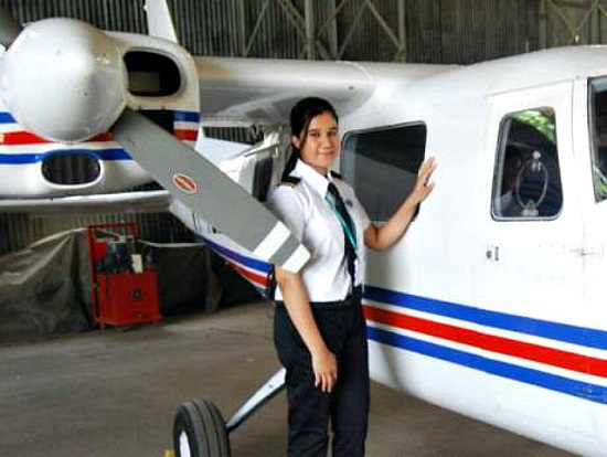Tin thế giới - Ngoại hình xinh đẹp của nữ phi công trẻ nhất Ấn Độ, từng có bằng lái năm 16 tuổi (Hình 4).