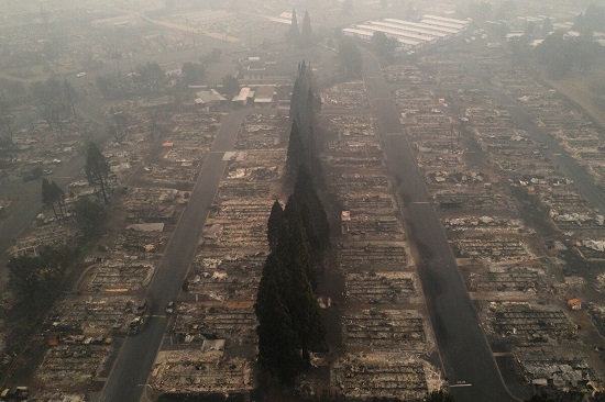 Tin thế giới - Sốc: Hàng nghìn ngôi nhà ở Mỹ hóa tro tàn, nửa triệu người phải sơ tán vì cháy rừng