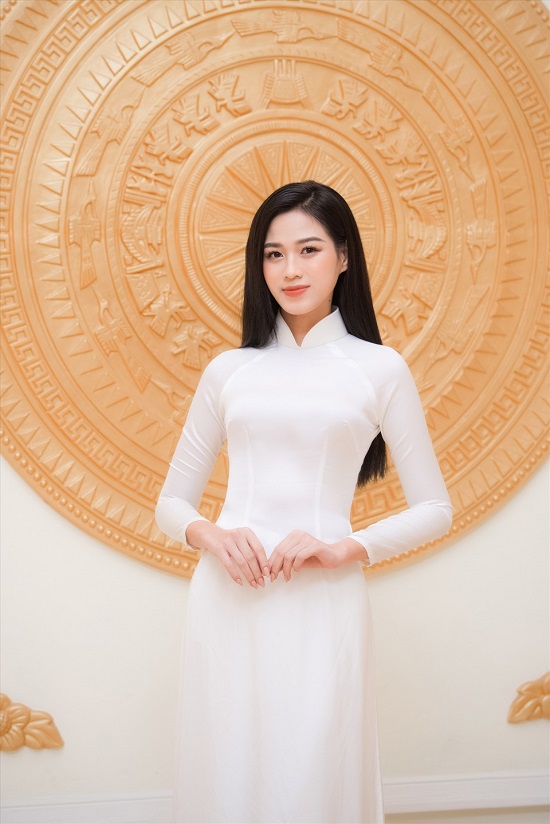Tin tức giải trí - Hoa hậu Đỗ Thị Hà diện áo dài trắng tinh khôi, khoe vẻ đẹp đúng chuẩn con gái Việt Nam (Hình 3).