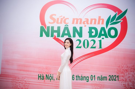 Tin tức giải trí - Hoa hậu Đỗ Thị Hà diện áo dài trắng tinh khôi, khoe vẻ đẹp đúng chuẩn con gái Việt Nam (Hình 4).