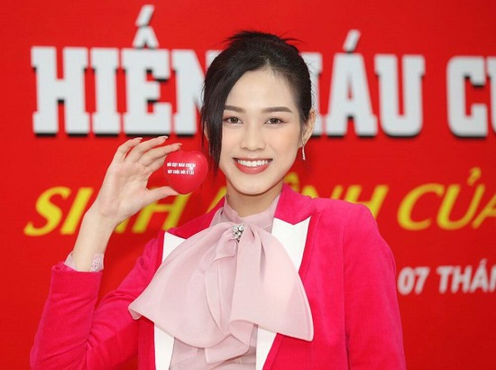 Tin tức giải trí - Hoa hậu Đỗ Thị Hà diện áo dài trắng tinh khôi, khoe vẻ đẹp đúng chuẩn con gái Việt Nam (Hình 5).