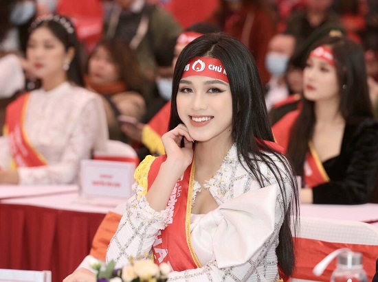 Tin tức giải trí - Hoa hậu Đỗ Thị Hà diện áo dài trắng tinh khôi, khoe vẻ đẹp đúng chuẩn con gái Việt Nam (Hình 6).