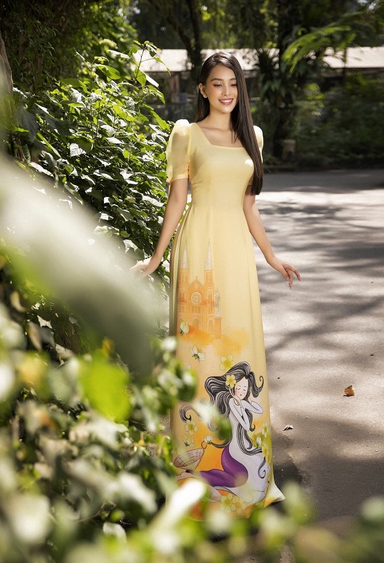Tin tức giải trí - Hoa hậu Tiểu Vy 'đốn tim' người xem với nụ cười tỏa nắng trong bộ áo dài rực rỡ sắc xuân (Hình 3).