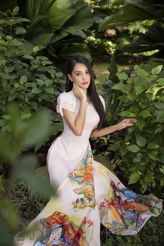 Tin tức giải trí - Hoa hậu Tiểu Vy 'đốn tim' người xem với nụ cười tỏa nắng trong bộ áo dài rực rỡ sắc xuân (Hình 4).