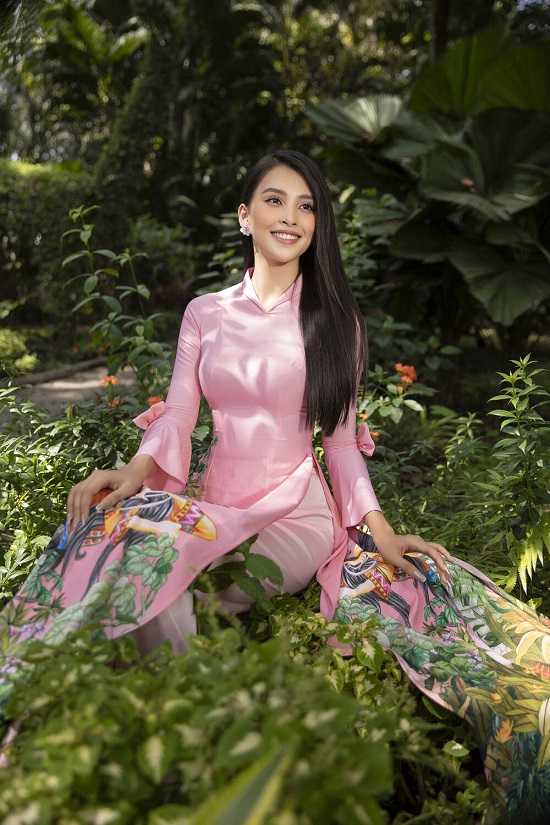 Tin tức giải trí - Hoa hậu Tiểu Vy 'đốn tim' người xem với nụ cười tỏa nắng trong bộ áo dài rực rỡ sắc xuân (Hình 6).