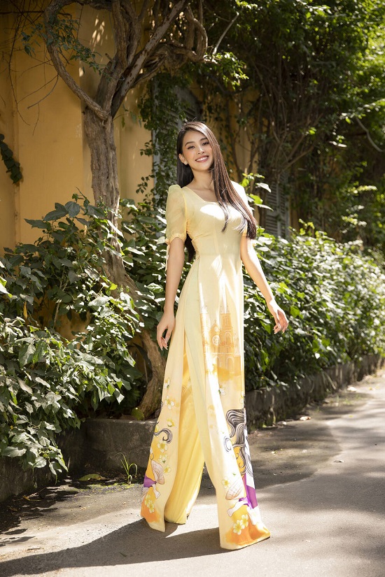 Tin tức giải trí - Hoa hậu Tiểu Vy 'đốn tim' người xem với nụ cười tỏa nắng trong bộ áo dài rực rỡ sắc xuân (Hình 7).