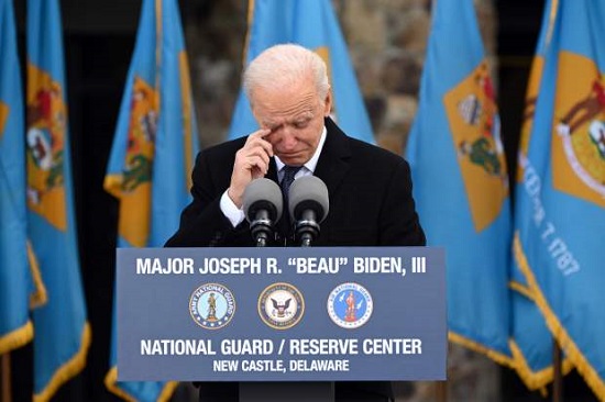 Tin thế giới - Người bí ẩn quỳ gối trước mộ con trai quá cố của Tổng thống Biden khi ông tuyên thệ nhậm chức (Hình 4).