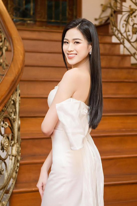 Chuyện làng sao - Hoa hậu Đỗ Thị Hà 'gây thương nhớ' trong bộ váy cúp ngực, khoe trọn bờ vai trần nuột nà (Hình 2).