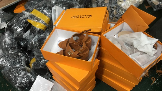 Pháp luật - Hà Nội: Triệt phá kho hàng chứa hơn 3.000 giày dép nghi giả mạo loạt thương hiệu nổi tiếng (Hình 3).