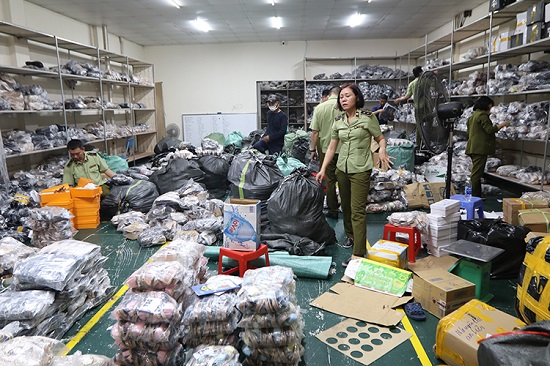 Pháp luật - Hà Nội: Triệt phá kho hàng chứa hơn 3.000 giày dép nghi giả mạo loạt thương hiệu nổi tiếng 
