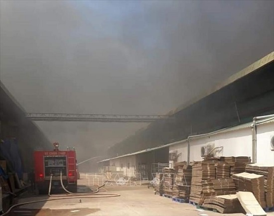Tin trong nước - Bình Dương: Đám cháy lớn lan rộng 1.500m² nhà xưởng công ty may mặc (Hình 2).