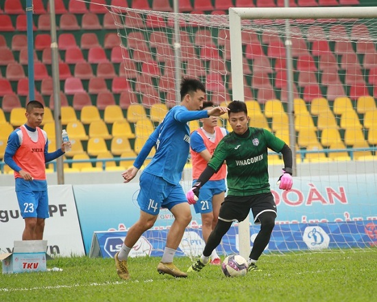 Bóng đá - Cầu thủ CLB Than Quảng Ninh ra sân gặp Hà Nội sau khi được giải ngân 4,5 tỉ đồng 