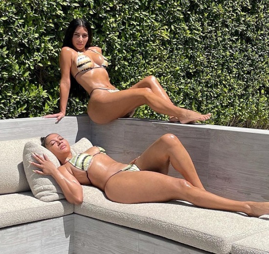 Chuyện làng sao - Siêu mẫu Kim Kardashian khoe đường cong 'bốc lửa' trong bộ bikini nhỏ xíu bên bể bơi (Hình 3).