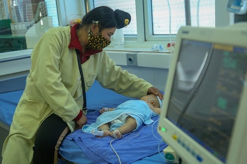 Tin trong nước - Bé gái 2 tháng tuổi tử vong ở Sơn La: Thêm nhiều trẻ khác nhập viện sau khi tiêm văc xin 5 trong 1