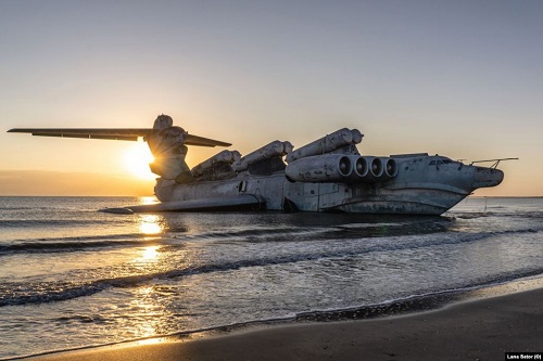 Tin thế giới - Chiêm ngưỡng “quái vật thời chiến” nặng 400 tấn trên bờ biển Nga (Hình 2).