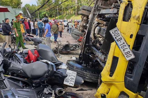 Tin trong nước - Lâm Đồng: Xe tải “trôi” tự do tông nát hàng loạt xe máy, một người bị thương