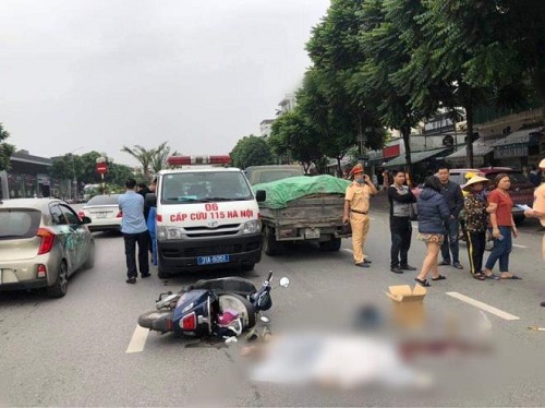 Tin trong nước - Hà Nội: Va chạm với xe tải, nữ sinh 15 tuổi tử vong thương tâm