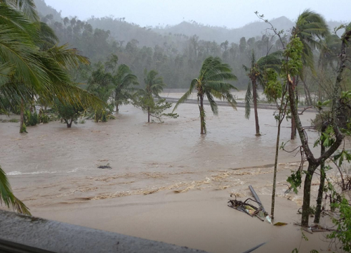 Tin thế giới - Goni suy yếu nhanh thành bão nhiệt đới sau khi “tấn công” vào Philippines (Hình 2).
