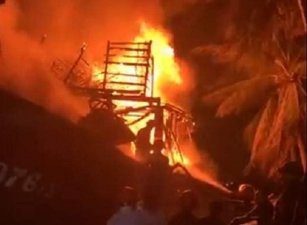 Tin trong nước - Quảng Bình: Tàu cá bất ngờ bốc cháy dữ dội trong đêm