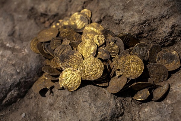 Tin thế giới - Tìm thấy kho báu 1100 tuổi toàn tiền vàng dưới lòng đất ở Israel