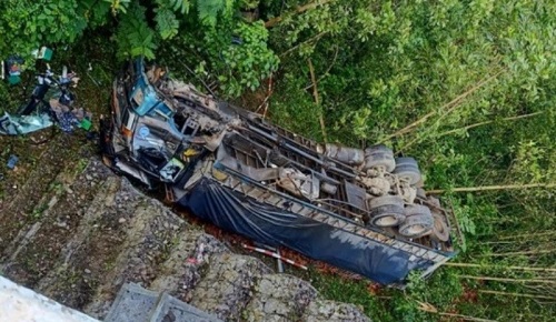Tin trong nước - Thanh Hóa: Xe tải bất ngờ lao xuống vực, một người tử vong