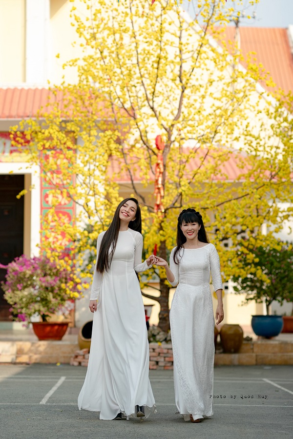 Tin tức giải trí - Hiền Thục và chị gái diện áo dài trắng tinh khôi, du xuân ngày đầu năm mới