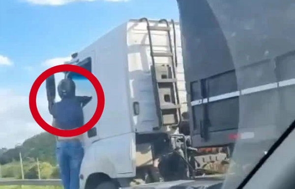Tin thế giới - Hoảng hốt cảnh người đàn ông đu bám cánh xe tải đang chạy, lý do khiến ai nấy xót thương