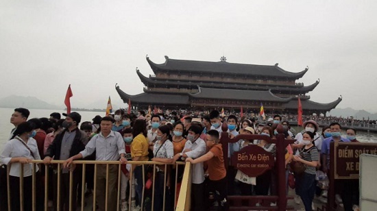 Tin trong nước - Hàng vạn người đổ xô đi lễ chùa Tam Chúc trong ngày cuối tuần (Hình 2).