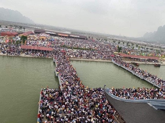 Tin trong nước - Hàng vạn người đổ xô đi lễ chùa Tam Chúc trong ngày cuối tuần 