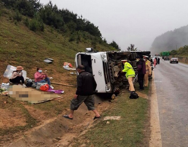 Tin trong nước - Sơn La: Kinh hoàng xe chở 20 khách lật ngang khiến 2 người thương vong
