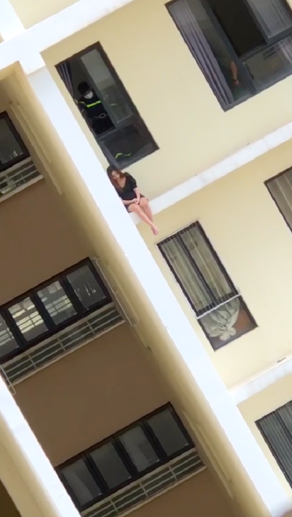 Tin trong nước - Giải cứu cô gái ngồi trên ban công tầng 18 chung cư có ý định tự tử