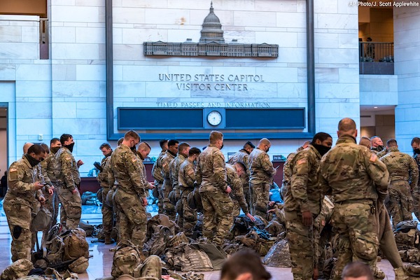 Tin thế giới - Choáng với cảnh tượng binh sĩ nằm ngủ la liệt bên trong toà nhà Quốc hội Mỹ (Hình 4).