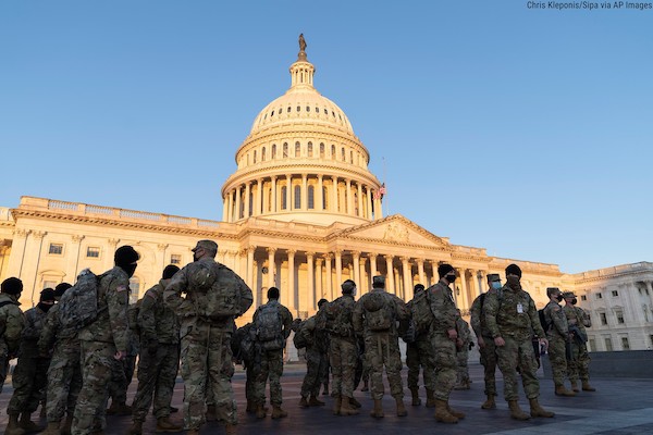 Tin thế giới - Choáng với cảnh tượng binh sĩ nằm ngủ la liệt bên trong toà nhà Quốc hội Mỹ (Hình 2).